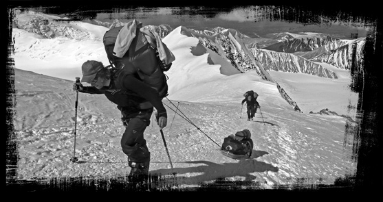 Beim Aufstieg zum Mt. Mc. Kinley. Das Ziehen der schweren Schlitten verlangt Andy Holzer vieles ab. Bild: Andi Scharnagl