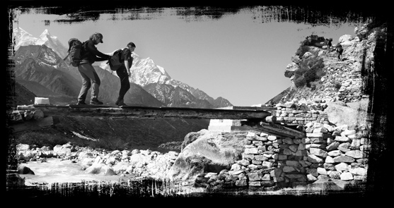 Die “Rucksacktechnik” wird beim Überqueren einer Brücke im Khumbu-Gebiet (Nepal) praktiziert. Bild: Andi Scharnagl