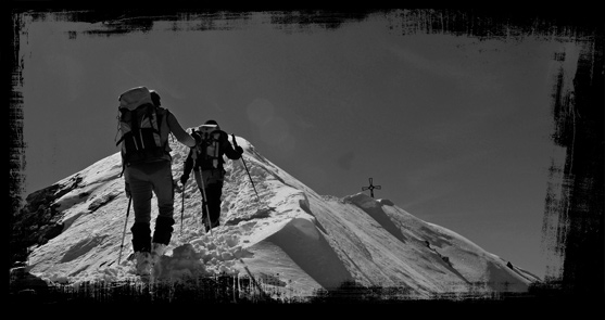 Andy Holzer bei Skitour auf Gipfelgrat. Bild: Erwin Reinthaler