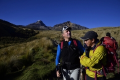 Andy bespricht mit unserem Guide Emilio die Route zum Illiniza Norte (Foto: LIFE EARTH Reisen)