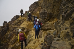 Leichte Kletterpassage am Grat zum Illiniza Norte (Foto: LIFE EARTH Reisen)