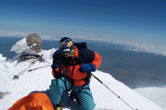 Andy Holzer am Gipfel des Elbrus, 5642m