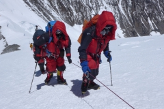 Gipfelsturm - Andy mit Klemens beim Aufstieg ins Lager 2 (Foto Wolfgang Klocker)