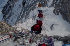 Gipfelsturm - Andy beim Aufstieg am Sekond Step auf 8620m (Foto Klemens Bichler)