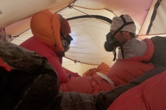 Andy und Klemens nach dem Gipfelgang im Lager 3 auf 8300m (Foto Wolfgang Klocker)