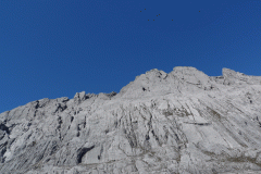 Die Carstensz Pyramide mit 4884m ist der höchste Gipfel von Ozeanien. Foto: Andreas Unterkreuter