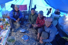 unsere Sherpa und Kuechenjunge im Kuechenzelt - Lagpa Pemba Dawa Galcen