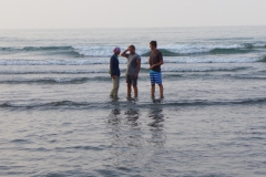 Andy und Andi mit Billi beim Baden im Kaspischen Meer (Andreas Unterkreuter)