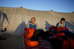 Andy und Anda sitzen vor Beduinenzelt (Foto: Daniel Kopp)
