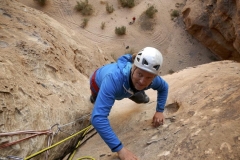 Andy versucht die Kletterei im Sandstein (Foto: Daniel Kopp)