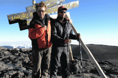 Andy Holzer und Erik Weihenmayer am Gipfel des Kilimanjaro, 5895m