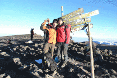 Andy Holzer und Peter Maier am Gipfel des Kilimanjaro, 5895m