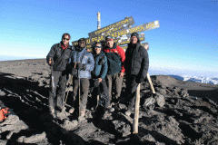 5 Blinde am Kilimanjaro (von links nach rechts): Erik Weihenmayer USA, Douglas Isaac Sidialo Kenia, Koichiro Kobayashi Japan, Andy Holzer Austria, Carl Jay Kroonenberg USA
