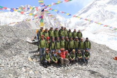 Gruppenfoto unserer Sherpas im Everest Basislager (Foto: Daniel Kopp)
