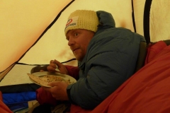 Andy beim Frühstück im Zelt (Foto: Wolfgang Klocker)