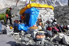 Sherpas bereiten die Puja vor (Foto: Wolfgang Klocker)