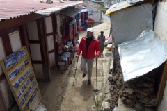 Andy wandert durch die schmalen Gassen von Namche Bazar (Foto: Wolfgang Klocker)