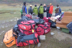 Unsere Sherpa mit unserer Ausrüstung (Foto: Wolfgang Klocker)