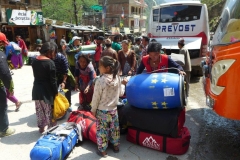 In Kodari, dem nepalesischen Grenzort zu China, streiten sich Frauen und Kinder um die Gepäckstuecke