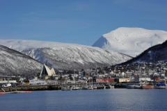Der Hafen von Tromso mit Eismeerkathedrale (Foto: Erwin Reinthaler)