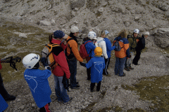 Die Gruppe der blinden Kinder beim Zustieg zur Klettertour